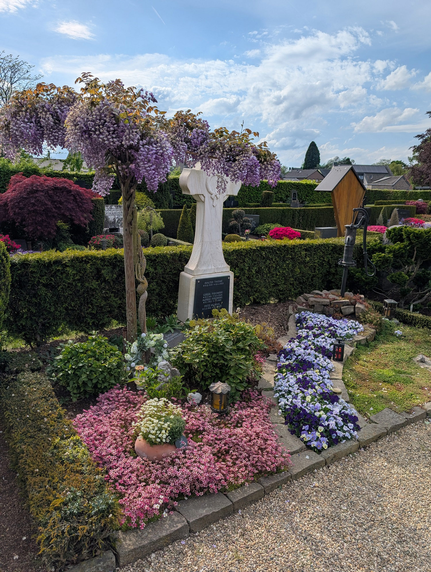 Die Quelle &ndash; Friedhof Uedem